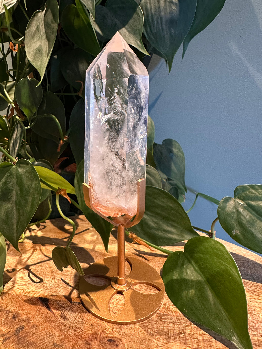 Heldere Bergkristal punt op Goudkleurige standaard #39