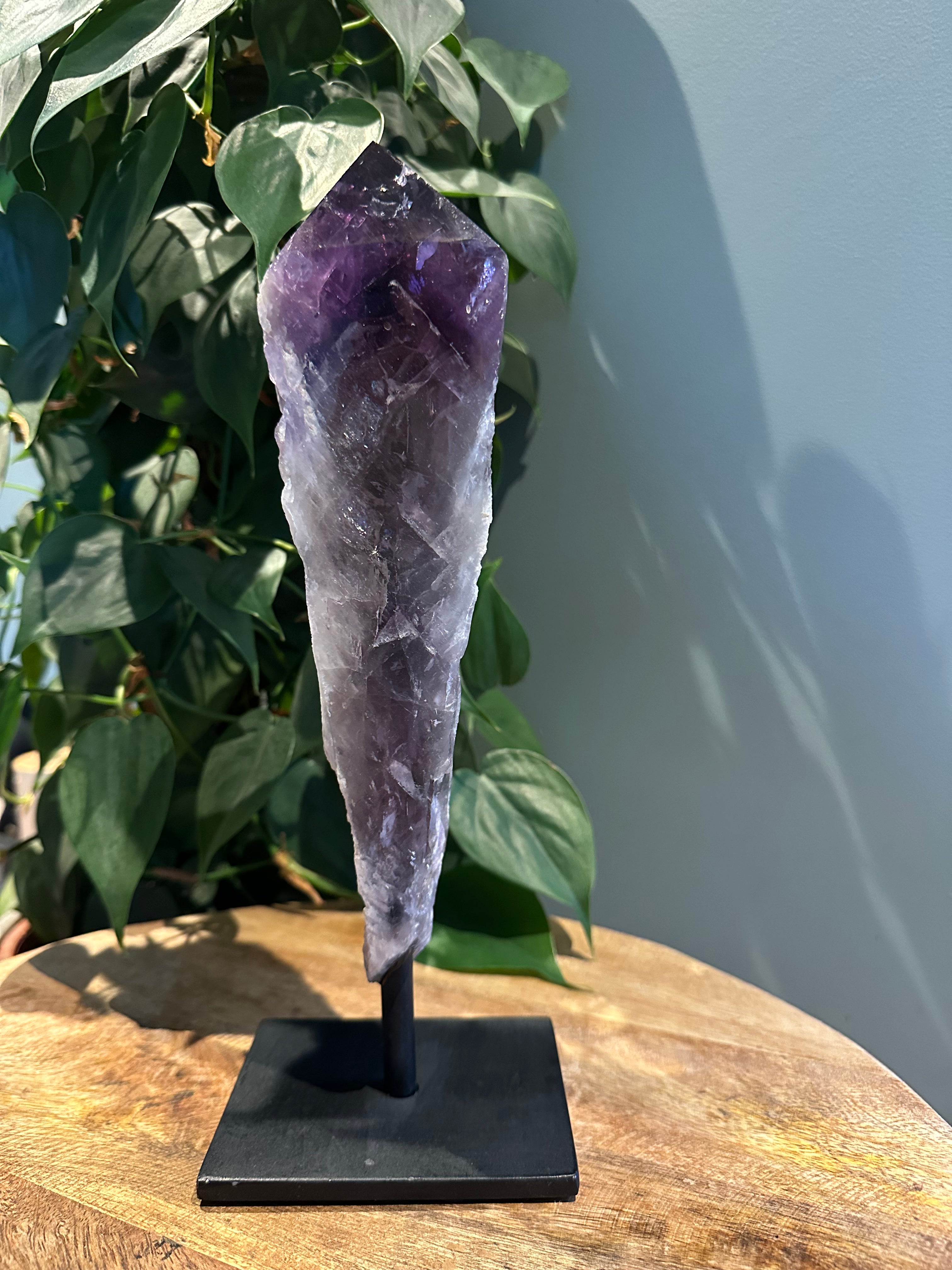 Ametrien punt met geslepen kant op standaard #30