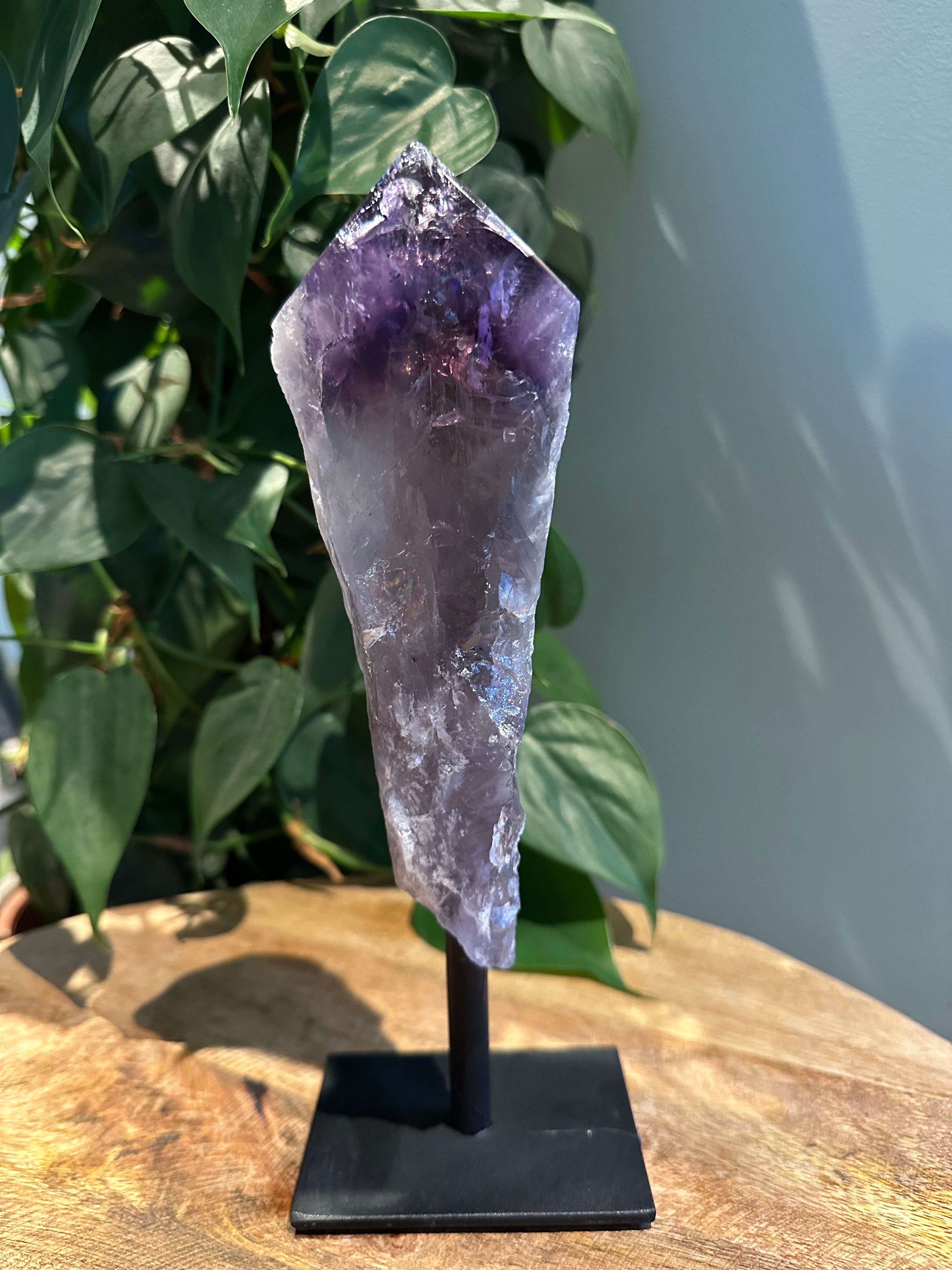 Ametrien punt met geslepen kant op standaard #31