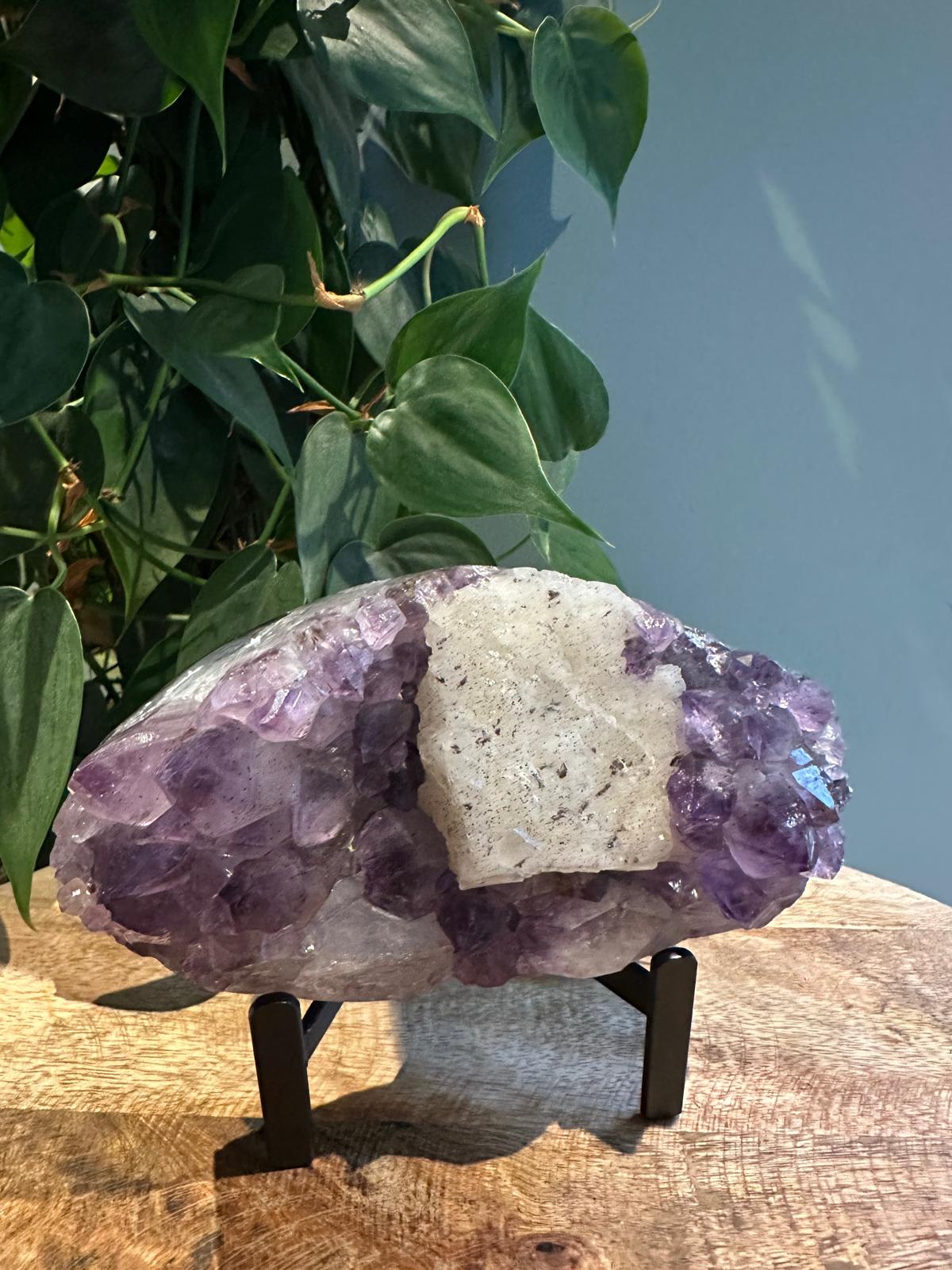 Amethist met Calciet op Standaard #28