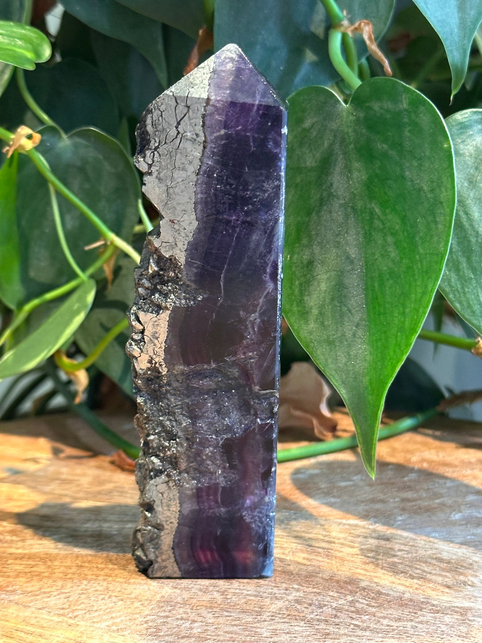 Paarse Fluoriet met Pyriet Toren