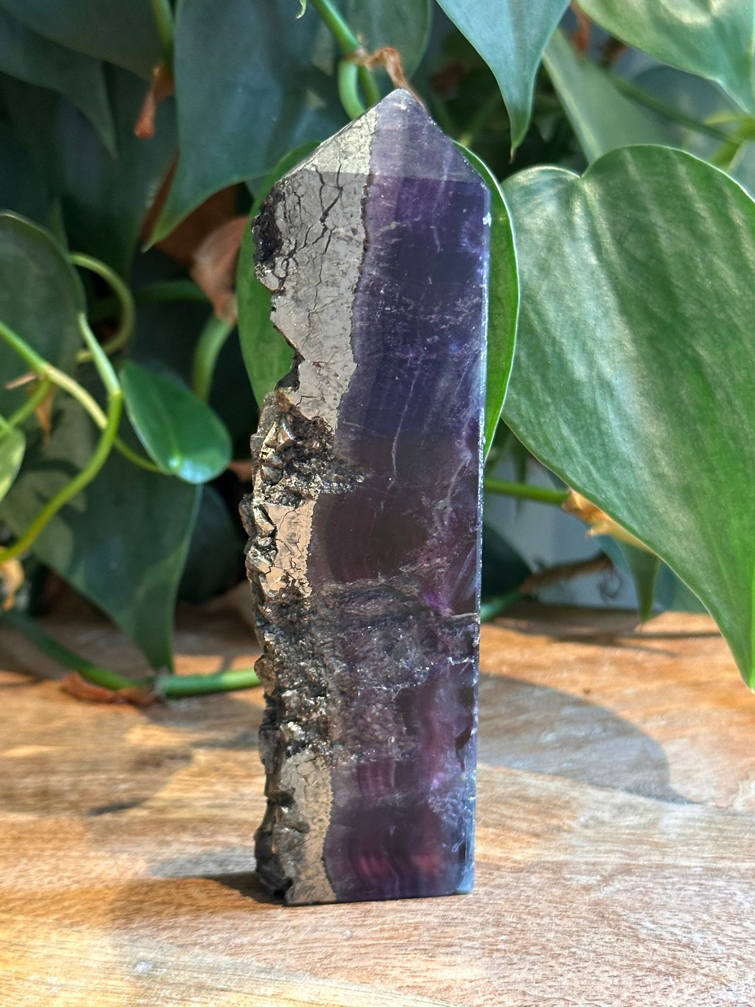 Paarse Fluoriet met Pyriet Toren