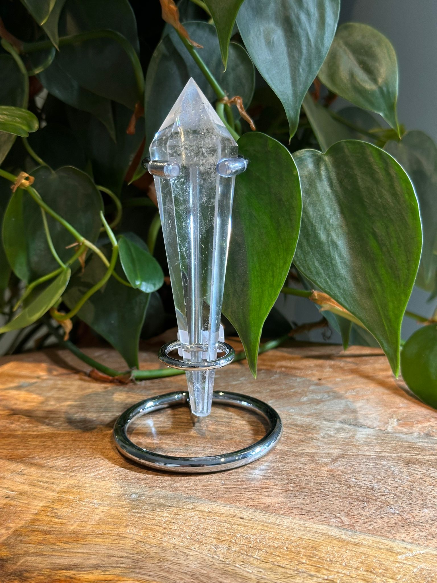 Helder Bergkristal wand met standaard