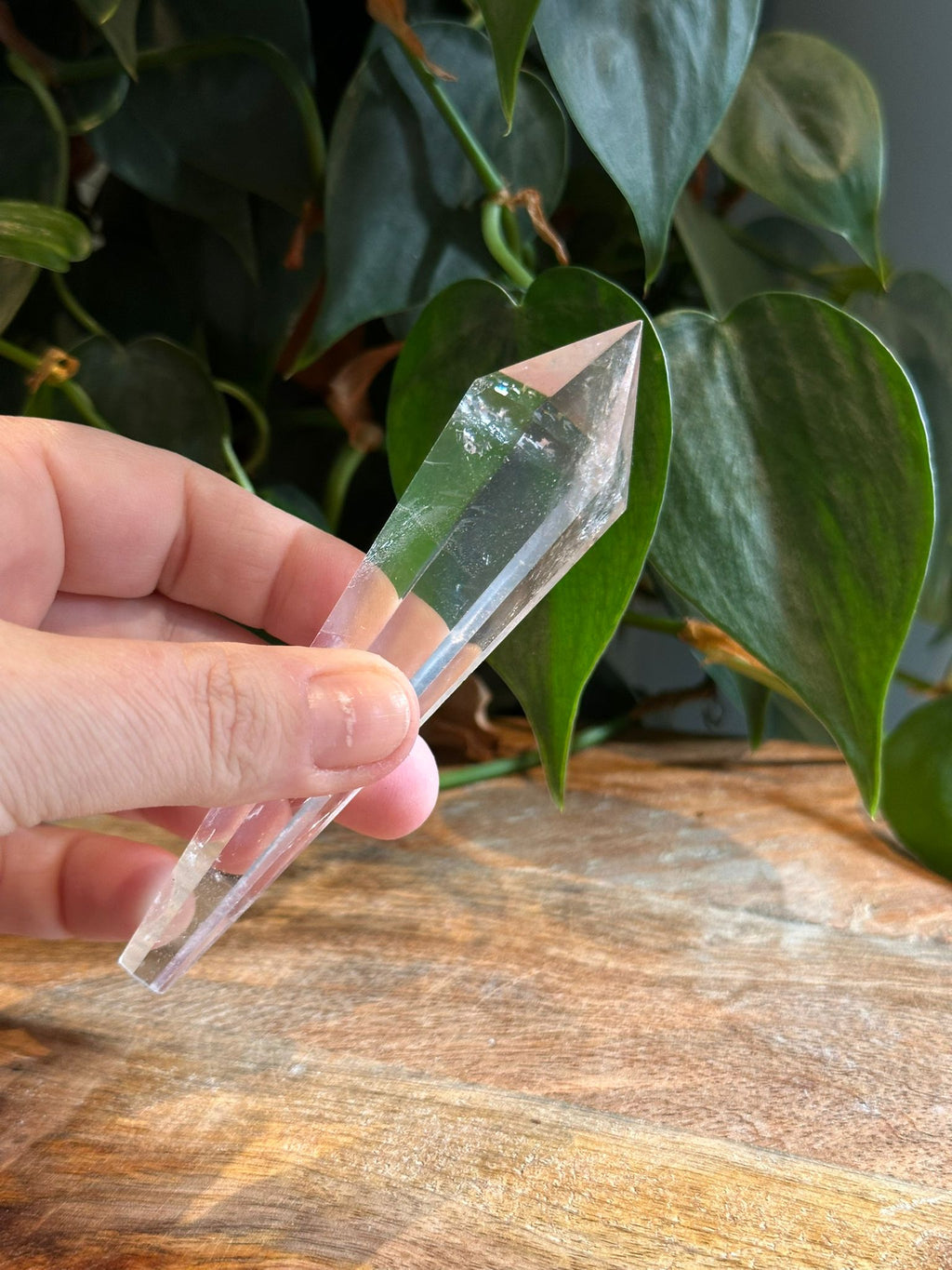 Helder Bergkristal wand met standaard