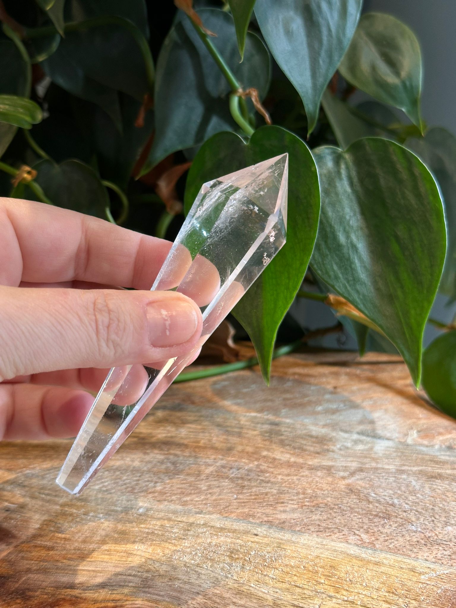 Helder Bergkristal wand met standaard