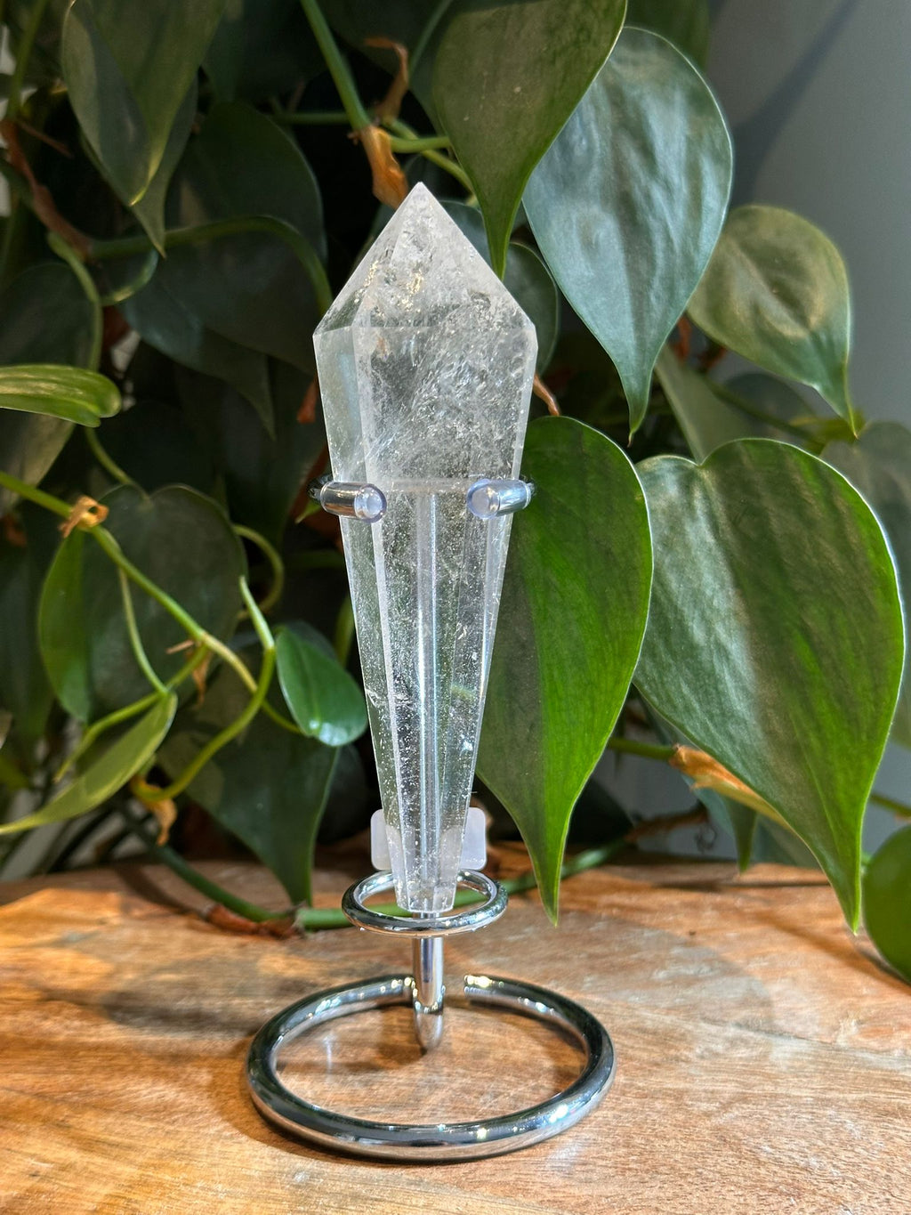 Helder Bergkristal wand met standaard