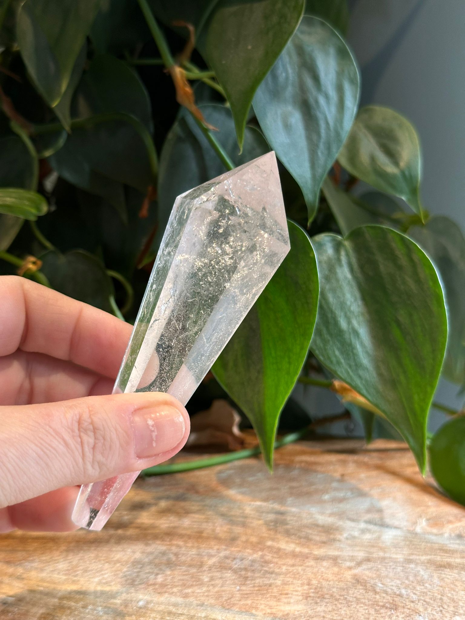 Helder Bergkristal wand met standaard