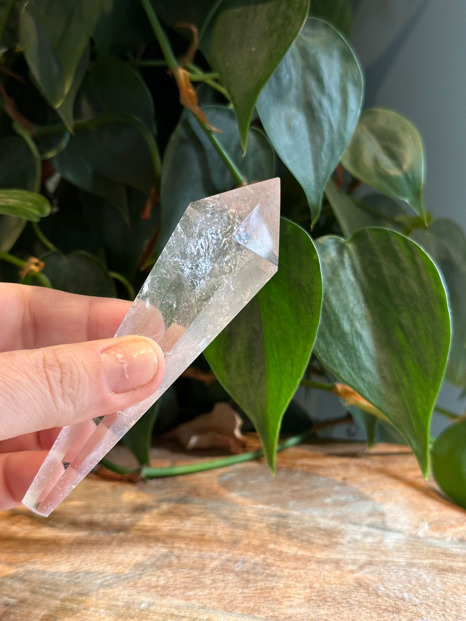 Helder Bergkristal wand met standaard